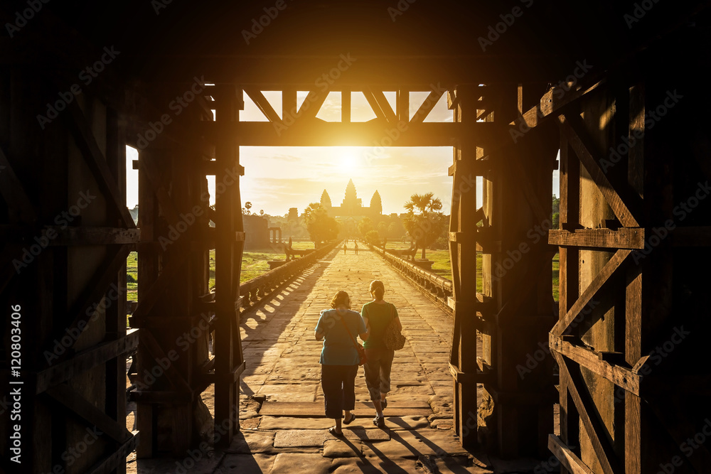 Obraz premium the morning sunrise at entrance west gate to angkor wat at siem reap, cambodia