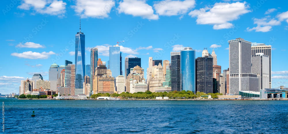 Naklejka premium Panoramę Manhattanu w piękny letni dzień