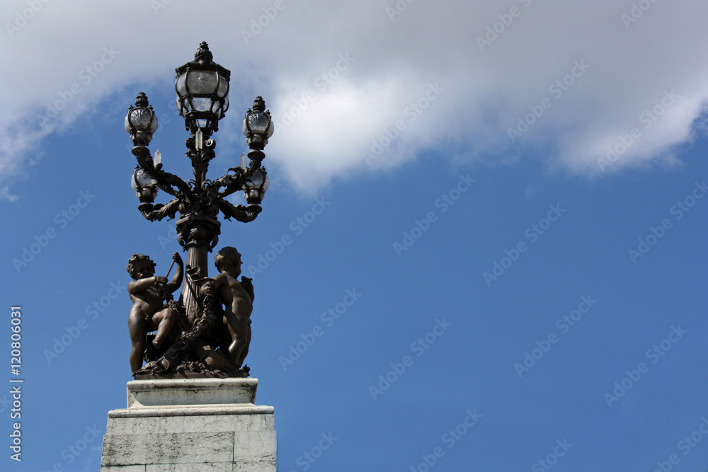 Réverbère du pont Alexandre III à Paris, France Réverbère du pont Alexandre III à Paris, France