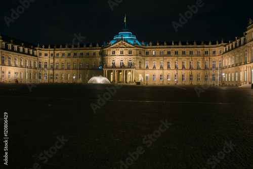 Noche en Schlossplatz Stuttgart Alemania.