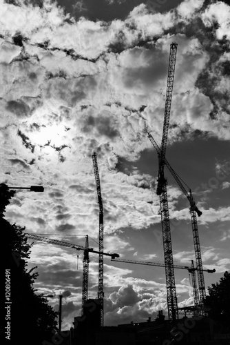 Gruas de la industria alemana sobre un cielo dramático en blanco y negro photo