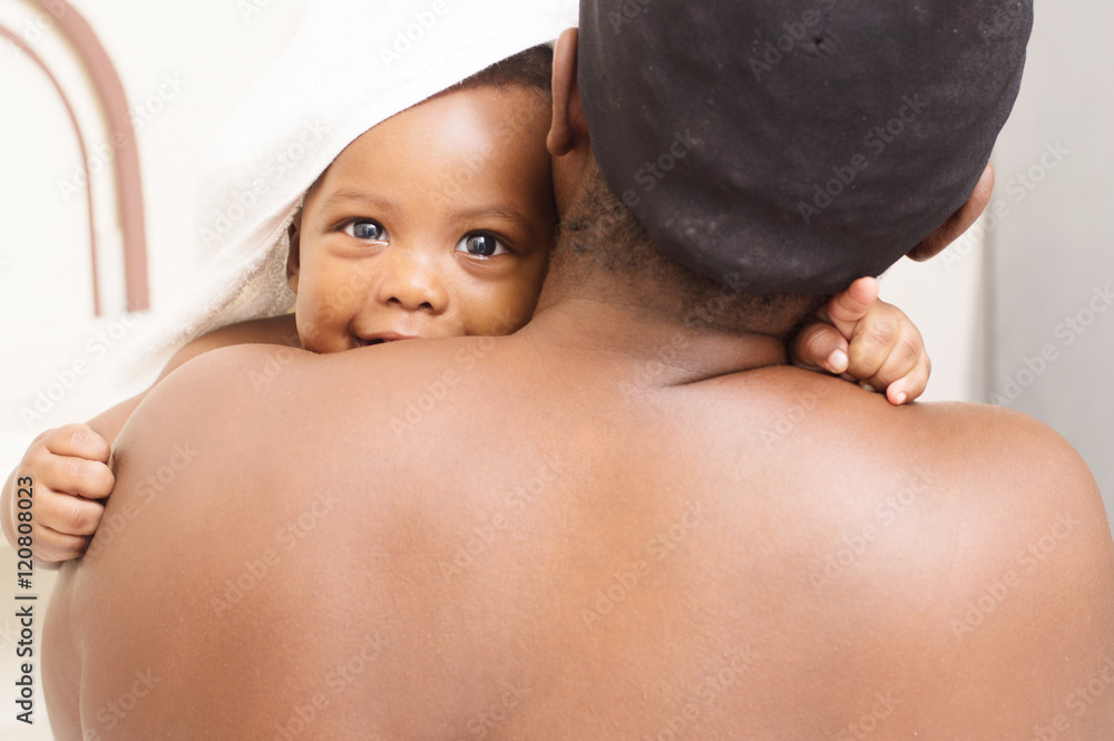 Ταπετσαρία femme assise de dos caline son bébé  apres le bain