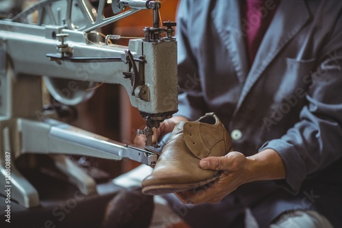 Canvastavla Shoemaker using sewing machine
