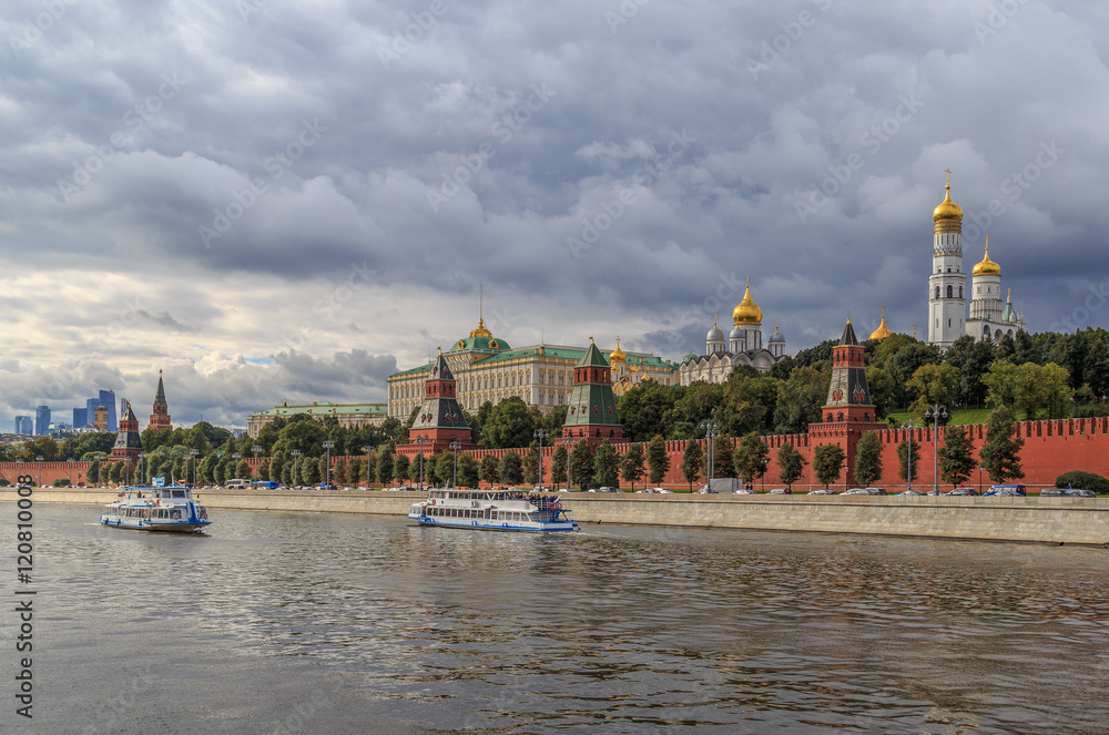 Obraz premium Moscow, capital of Russia, view of the Kremlin wall from the river