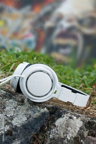 Wallpaper Mural Casque audio blanc en extérieur Torontodigital.ca