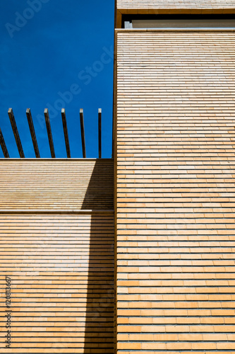 Détail d'un mur de brique jaune photo