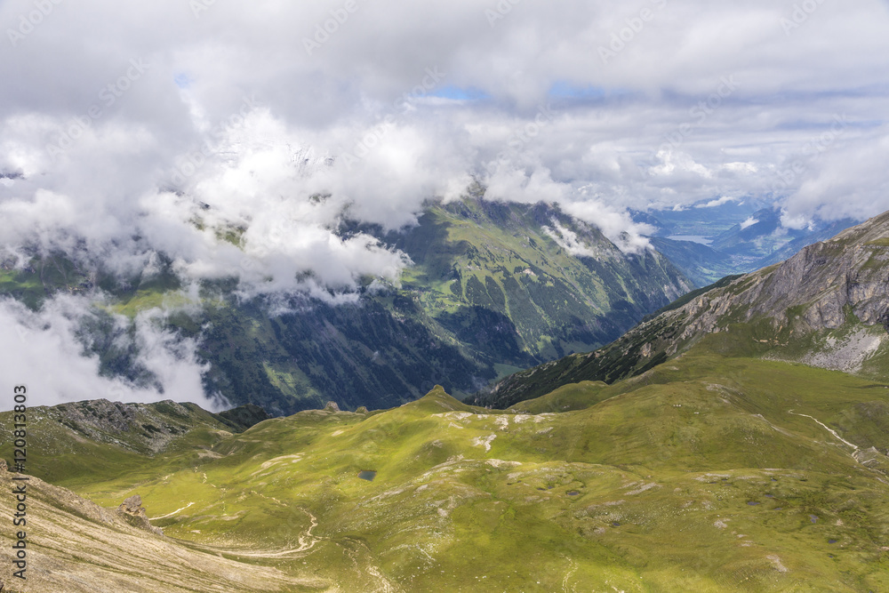 Fototapeta premium Wolken über den Gipfeln