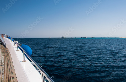 Blick über das Meer mit Schiffsreling © 500cx