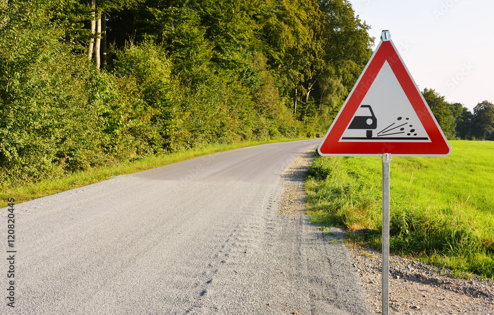 Rollsplitt mit Verkehrszeichen StockFoto Adobe Stock