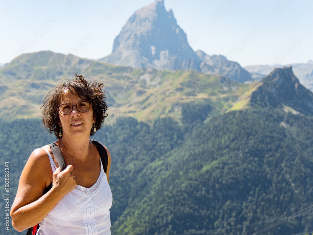 Naklejka premium woman hiker in mountains