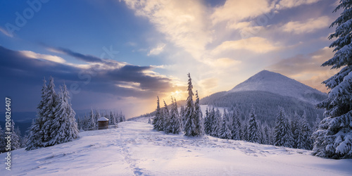 Zimowy krajobraz o świcie w górach