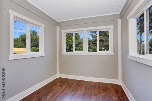 Photos Blue empty room interior with hardwood floor and many windows