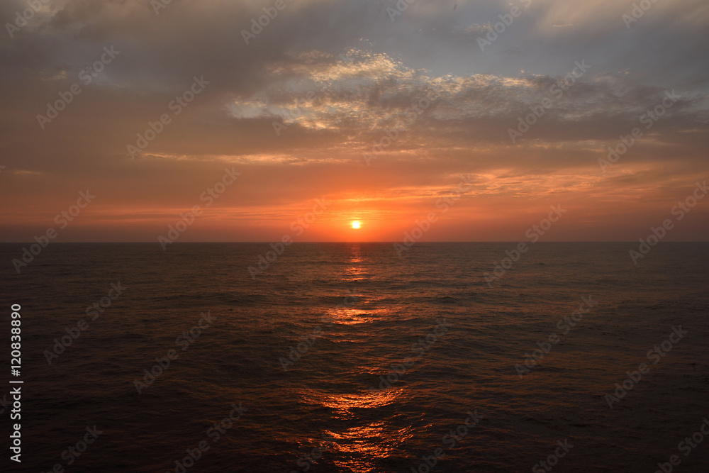フェリーから見た日本海に沈む夕日