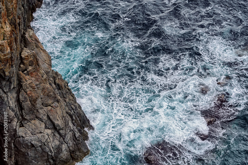 Штормовое море.
Шторм, волны разбиваются о скалы. photo