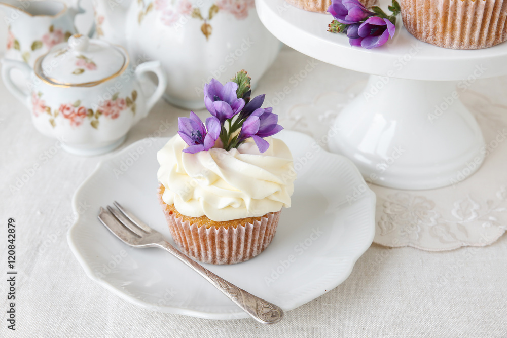 cupcakes with purple edible flowers for tea party cupcakes with purple edible flowers for tea party