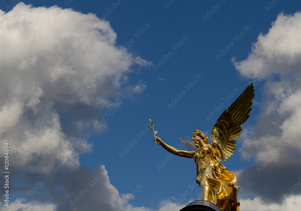 Fototapeta premium Friedensengel in München sightseeing skulptur statue Tourismus ,wolke wolken blau himmel