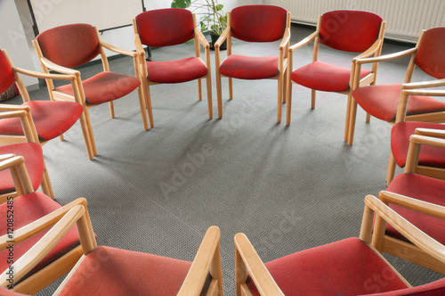 Rote Stühle im Kreis