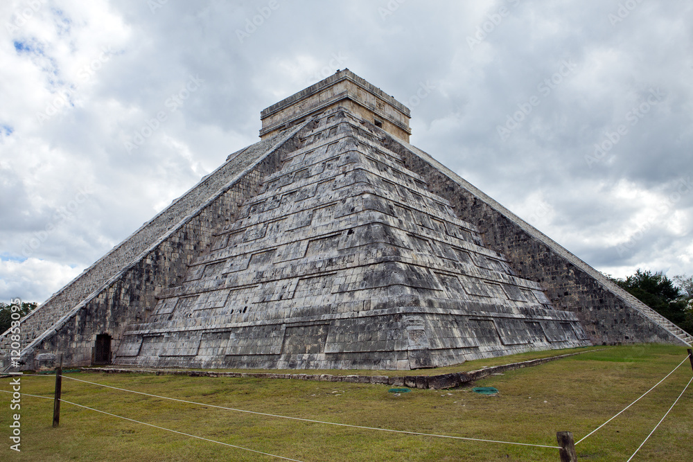 Kukulkan Pyramid in Chichen Itza on the Yucatan, Mexico Kukulkan Pyramid in Chichen Itza on the Yucatan, Mexico