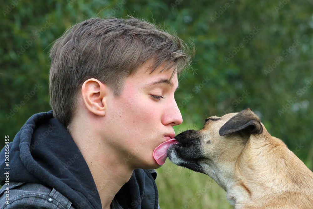 Hund leckt Teenager das Gesicht ab StockFoto Adobe Stock