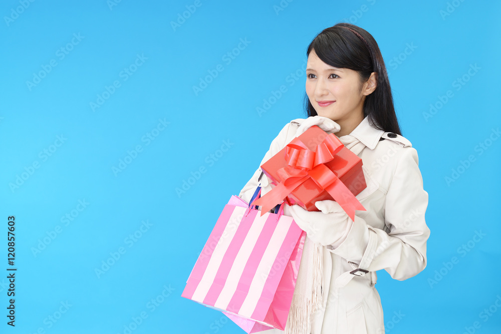 プレゼントを持つ笑顔の女性