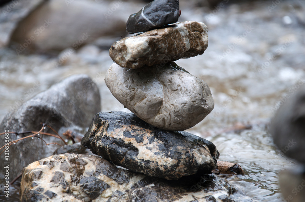 Steinturm im Bachlauf