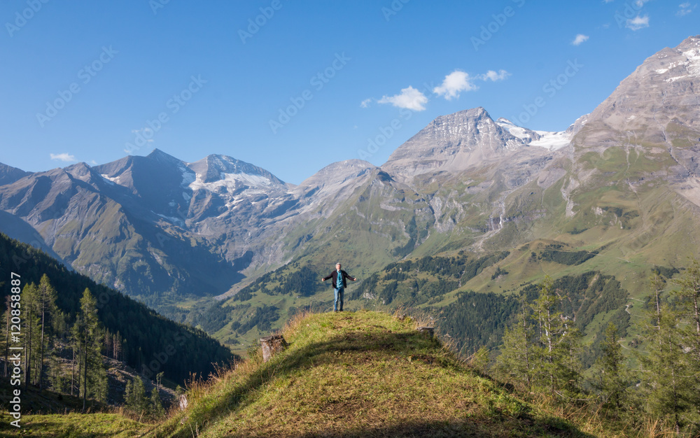 Mann auf Aussichtsplattform vor Großglockner, Sommer