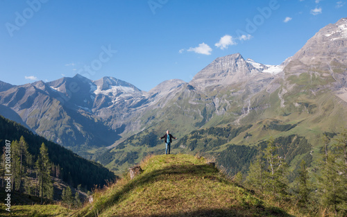 Mann auf Aussichtsplattform vor Großglockner, Sommer
