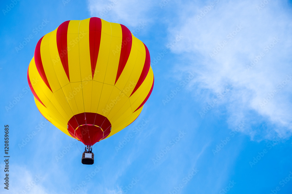 Fototapeta premium Heißluftballon am blauen Himmel