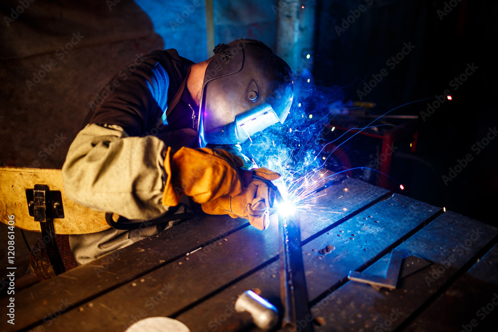 Cutting metal with plasma equipment o Cutting metal with plasma equipment o