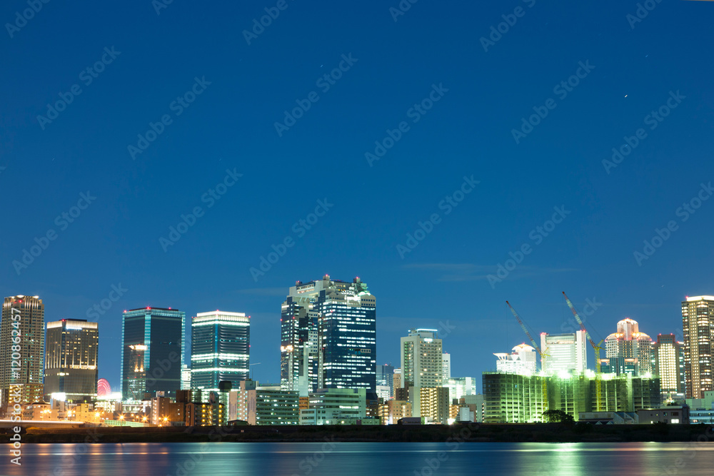 Fototapeta premium 淀川河川敷より大阪のビル群の夜景
