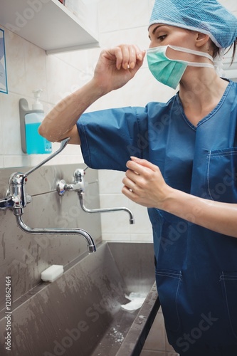 Fotografija surgeon washing hands prior to operation