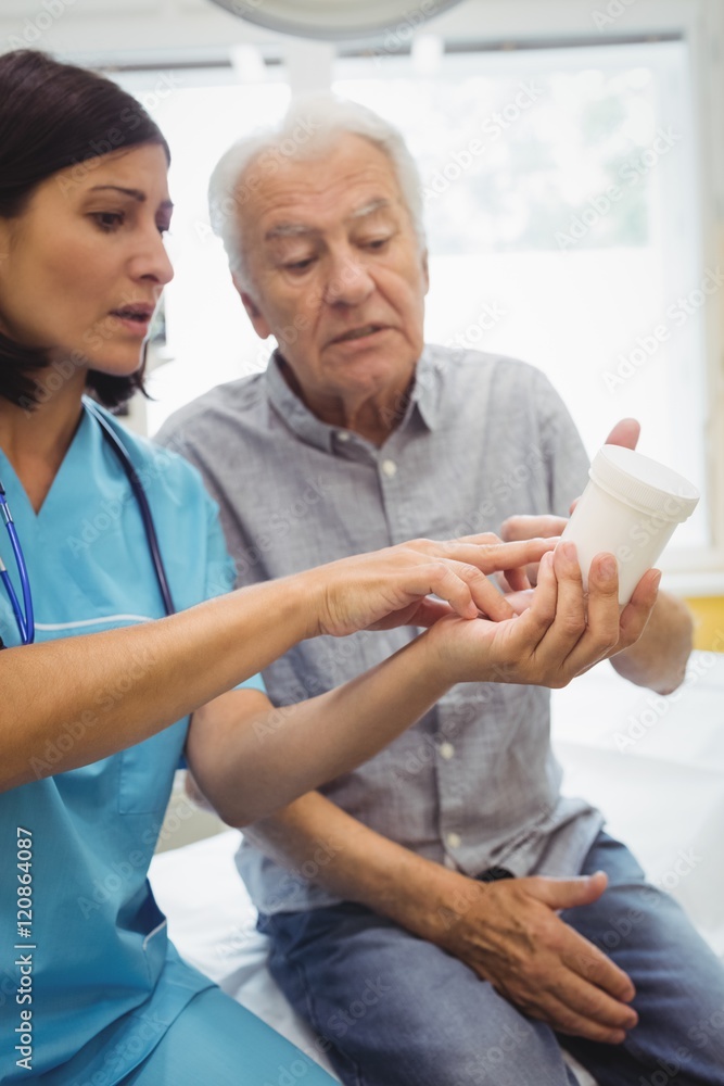 Obraz premium Doctor explaining medicine to his patient