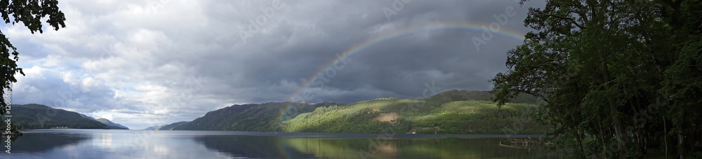 Loch Ness mit Regenbogen