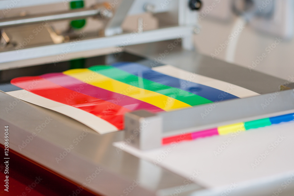 Fototapeta premium application en laboratoire de peintures colorés