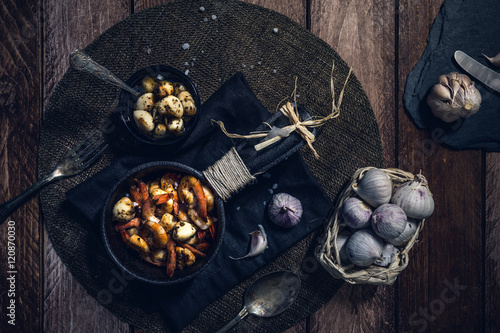 Gambas mit eingelegtem Knoblauch und Meersalz photo