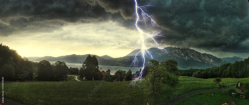 Fototapeta premium Gewitter über dem Attersee, Salzburger Land Österreich
