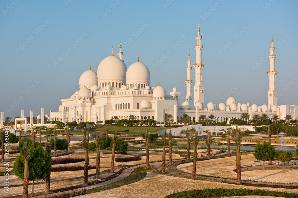 Obraz premium Sheikh Zayed White Mosque in Abu Dhabi, UAE