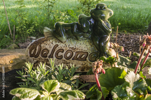 porcelanowa figurka welcome witajcie z żabkami w zacisznym zakątku