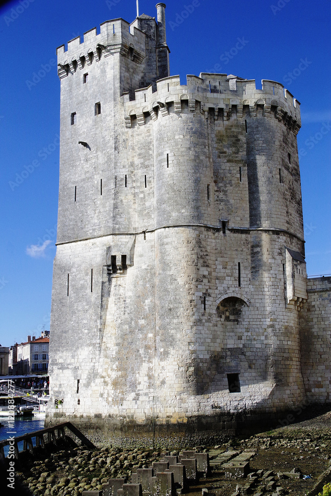 La tour Saint Nicolas à La Rochelle,faisait partie d'un système défensif du port. A marée basse on peut voir des renforcements de fondation.