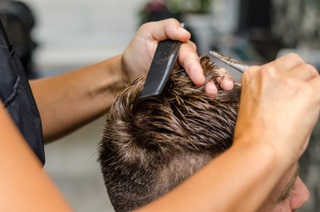 Handdoek met foto Kapsalon Herenschaar in professionele kapsalon  © Ivan Dragiev
