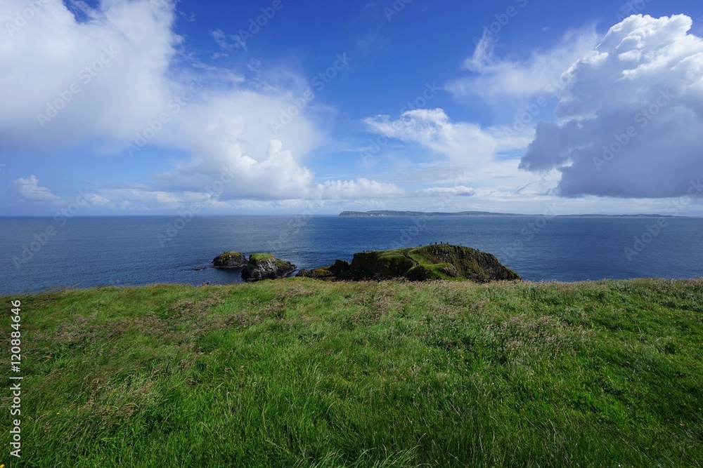 Landschaft um Carrick-a-Rede - Rope Bridge / Nordirland Landschaft um Carrick-a-Rede - Rope Bridge / Nordirland