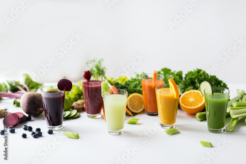 Φωτογραφία glasses with different fruit or vegetable juices