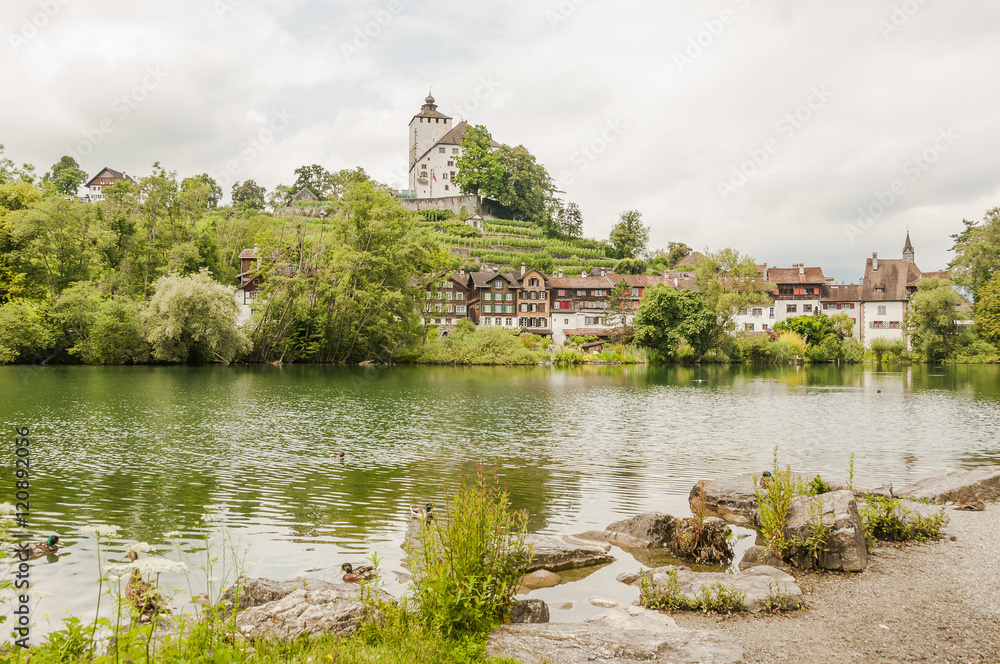 Fototapeta premium Werdenberg, Stadt, Altstadt, Buchs, Schloss, See, Altstadthäuser, Spazierweg, Alpen, Sommer, Schweiz