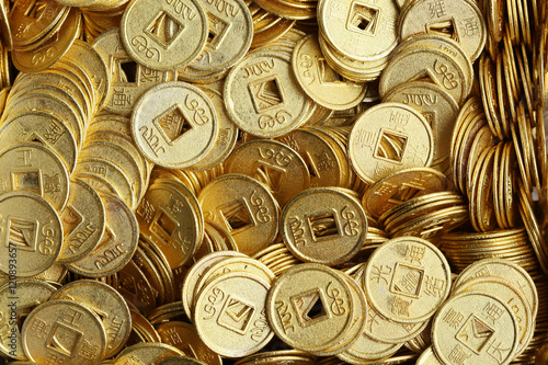 Canvas-taulu background of ancient Chinese coins.