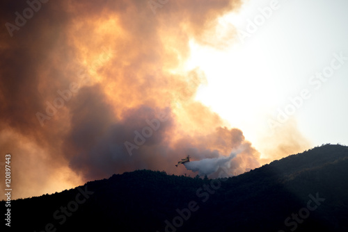 Canader in azione durante un' incendio