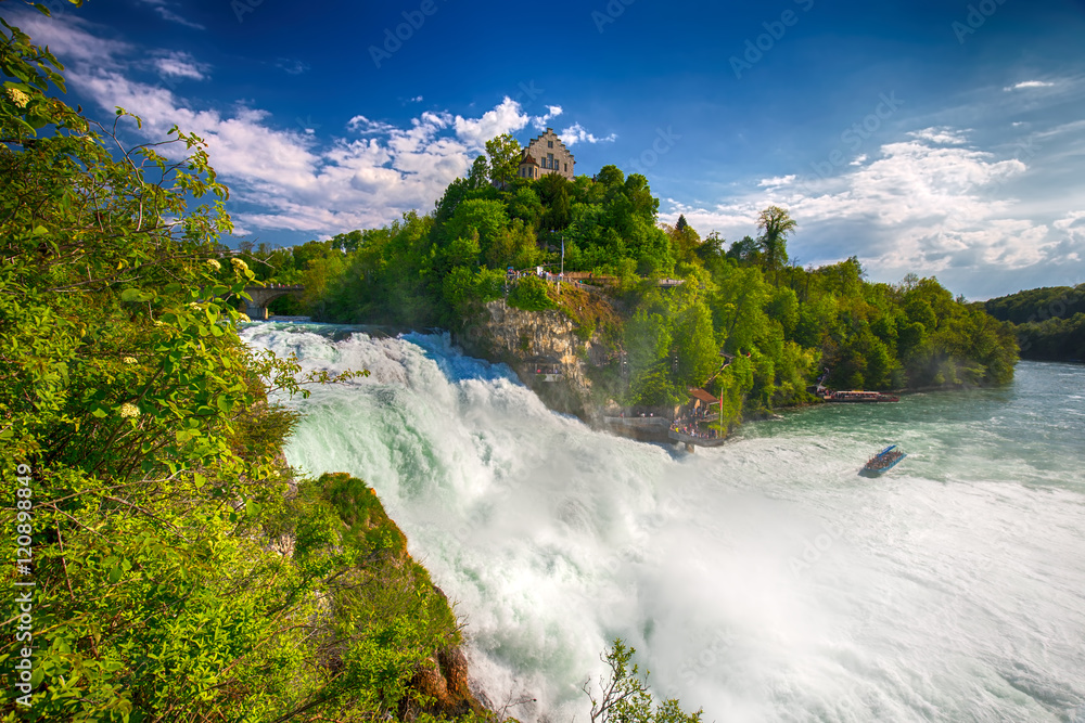 Fototapeta premium Widok na wodospad Renu (Rheinfalls), największy zwykły wodospad w Europie. Znajduje się w pobliżu Schaffhausen, pomiędzy kantonami Schaffhausen i Zurychu