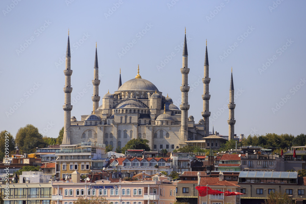 Obraz premium Istanbul, Turkey - September 15, 2016: Sultanahmet Mosque, built in new era by Ottoman Sultan Ahmet.
