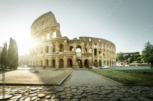 Koloseum w Rzymie i poranne słońce, Włochy