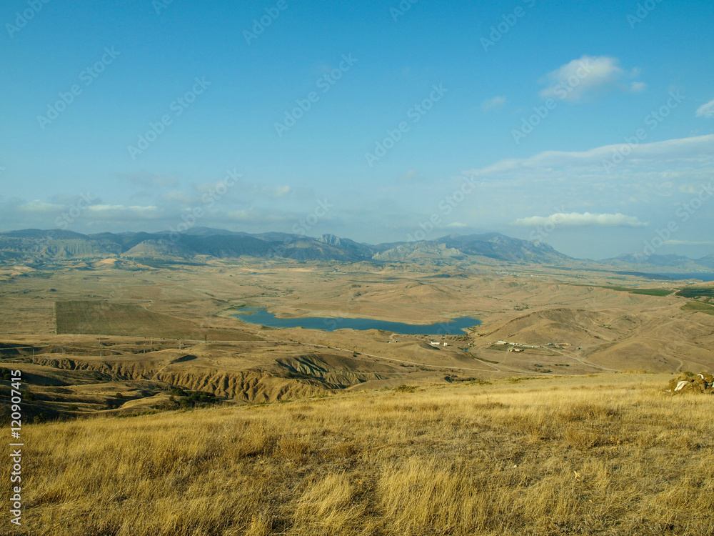 Колоритный вид с холма на озеро Бугаз и горы в Крыму
