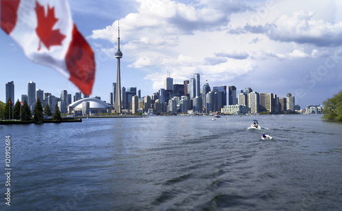 Photo Beautiful Canada flag is waving front of famous Toronto City view